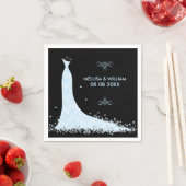 Serviette En Papier Robe Mariage bleu clair et Arrière - plan noir (En situation)