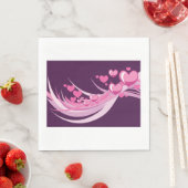 Serviette En Papier Romantique Abstrait Coeurs Rose Design Sur Violet (En situation)