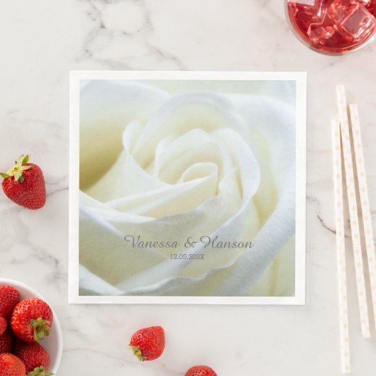 Serviette En Papier Rose blanche moderne (En situation)