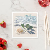 Serviette En Papier Rose Blanche Sur Sable De Plage (En situation)