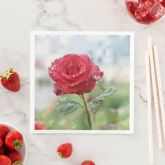 Serviette En Papier Rose en gouttes de pluie (En situation)