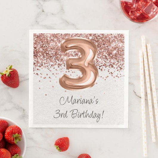 Serviette En Papier Rose Gold 3e fête d'anniversaire (En situation)
