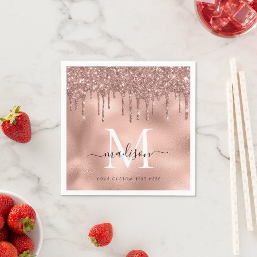 Serviette En Papier Rose métallique Monogramme Parties scintillant ros (En situation)