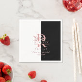 Serviette En Papier Rose moderne Gold Split Monogramme personnalisé R (En situation)