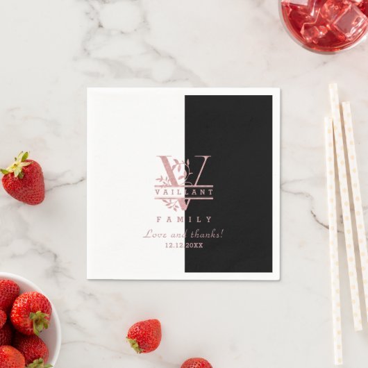 Serviette En Papier Rose moderne Gold Split Monogramme personnalisé V (En situation)