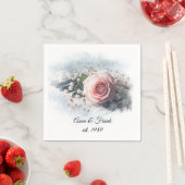 Serviette En Papier Rose rose Anniversaire Sur Touches De Piano (En situation)