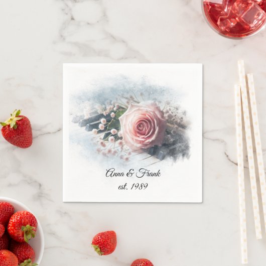 Serviette En Papier Rose rose Anniversaire Sur Touches De Piano (En situation)