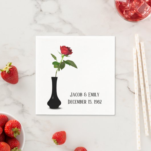 Serviette En Papier Rose rouge dans le vase noir (En situation)