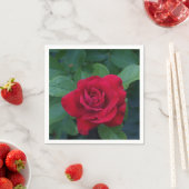 Serviette En Papier Rose rouge de près (En situation)