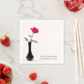 Serviette En Papier rose rouge simple dans le vase noir (En situation)