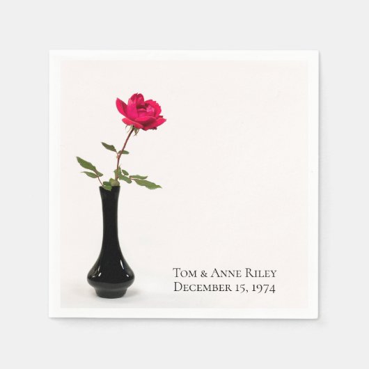 Serviette En Papier rose rouge simple dans le vase noir (Devant)
