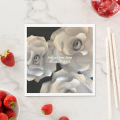 Serviette En Papier Roses Argentées Élégantes (En situation)