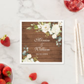 Serviette En Papier Roses blanches ivoire Verdure Bois rustique Mariag (En situation)