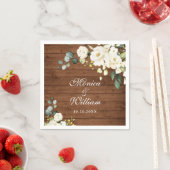 Serviette En Papier Roses blanches ivoire Verdure Bois rustique Mariag (En situation)