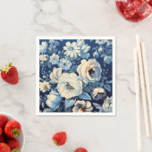 Serviette En Papier Roses blanches sur Indigo Arrière - plan bleu (En situation)