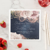 Serviette En Papier Roses d'aquarelle romantique sur Moody Blue Mariag (En situation)