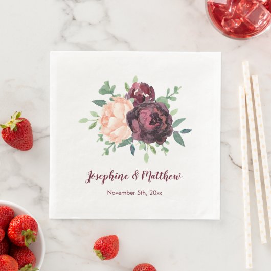 Serviette En Papier Roses de Bourgogne Pêcher Peony Bouquet Mariage (En situation)