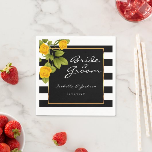 Serviette En Papier Roses jaunes sur bandes noires et blanches (En situation)