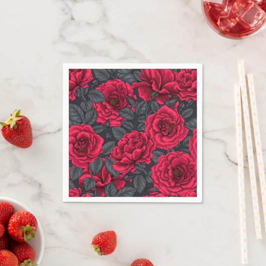 Serviette En Papier Roses rouges avec feuilles gris sur noir (En situation)