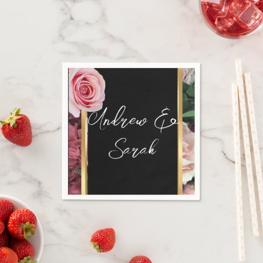 Serviette En Papier Roses sur Black Cocktail Napkin (En situation)