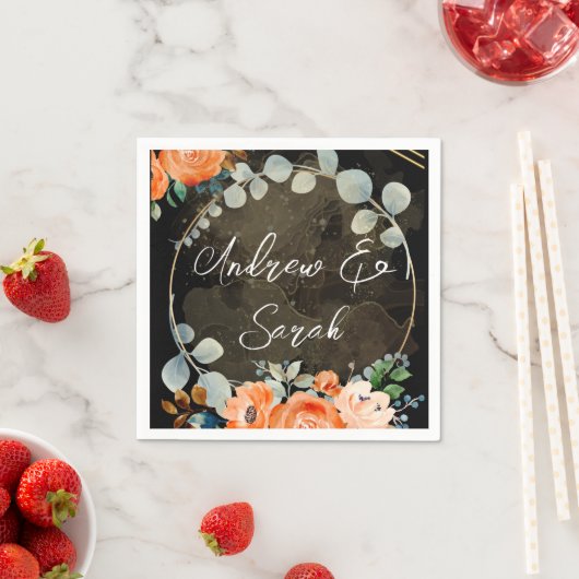 Serviette En Papier Roses sur Black Cocktail Napkin (En situation)