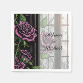 Serviette En Papier Roses violets près de la fenêtre - style gothique (Devant)