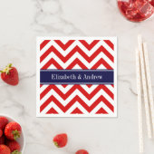 Serviette En Papier Rouge Blanc LG Chevron Marine Nom bleu Monogramme (En situation)