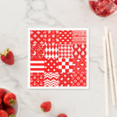 Serviette En Papier Rouge blanc Mixte Motif Patchwork Design (En situation)