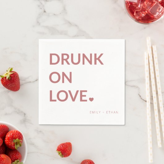 Serviette En Papier Rouge Blanc Valentine's Drunk on Love Mariage (En situation)