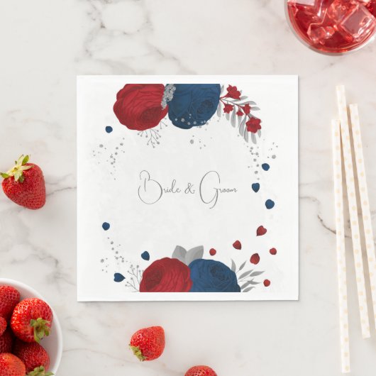 Serviette En Papier rouge foncé & bleu marine fleurs argent mariage (En situation)