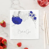 Serviette En Papier royal bleu & blanc fleurs argent mariage (En situation)