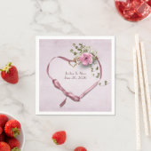 Serviette En Papier ruban de coeur mariage rose avec anneaux (En situation)