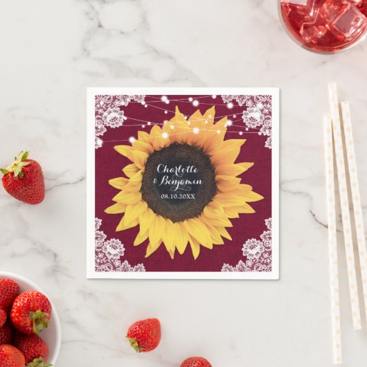 Serviette En Papier Rustique Burlap Dentelle Bourgogne Mariage de tour (En situation)