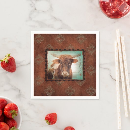 SERVIETTE EN PAPIER RUSTY LONGHORN COCKTAIL NAPKINS SET DE 50 (En situation)
