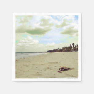 Serviette En Papier Sandales sur la plage tropicale