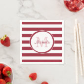 Serviette En Papier Sassy Deep Red Même Stripes avec nom et monogramme (En situation)