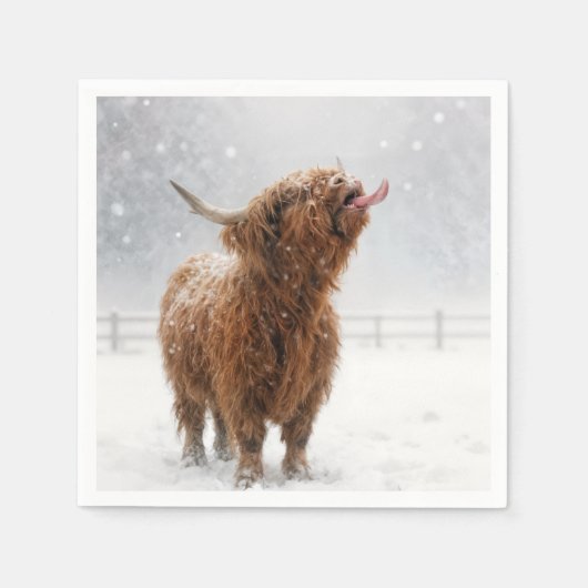 Serviette En Papier Scottish Highland Cow Licking Snowflakes (Devant)