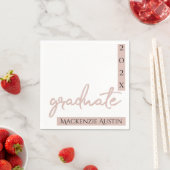 Serviette En Papier Script Blush Graduate | Pinceau rose classique sur (En situation)