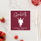 Serviette En Papier Script moderne Burgundy Graduation Party (En situation)