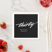 Serviette En Papier Script noir minimal 30e fête d'anniversaire (En situation)