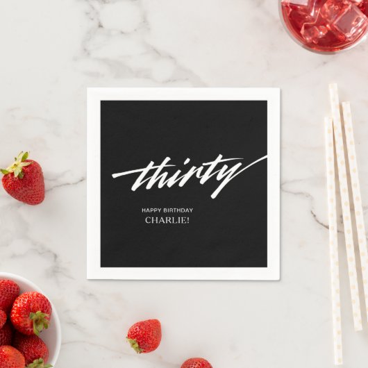 Serviette En Papier Script noir minimal 30e fête d'anniversaire (En situation)