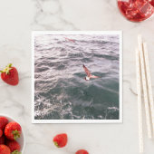 SERVIETTE EN PAPIER SEAGULL VOLANT AU-DESSUS DES VAGUES MARITIMES (En situation)