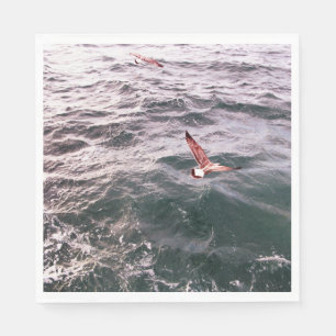 SERVIETTE EN PAPIER SEAGULL VOLANT AU-DESSUS DES VAGUES MARITIMES