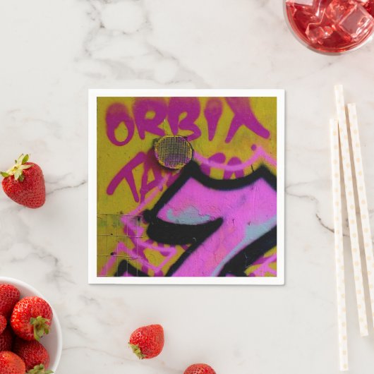 Serviette En Papier Serviettes en graffiti rose. (En situation)