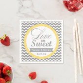 Serviette En Papier Serviettes Mariage Jaune et Gris Chevron (En situation)