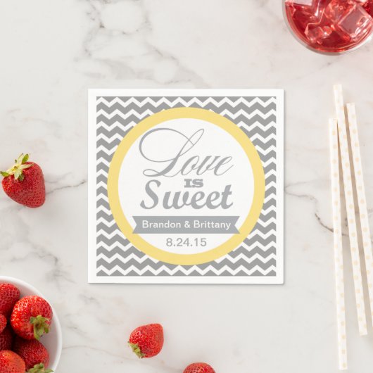 Serviette En Papier Serviettes Mariage Jaune et Gris Chevron (En situation)