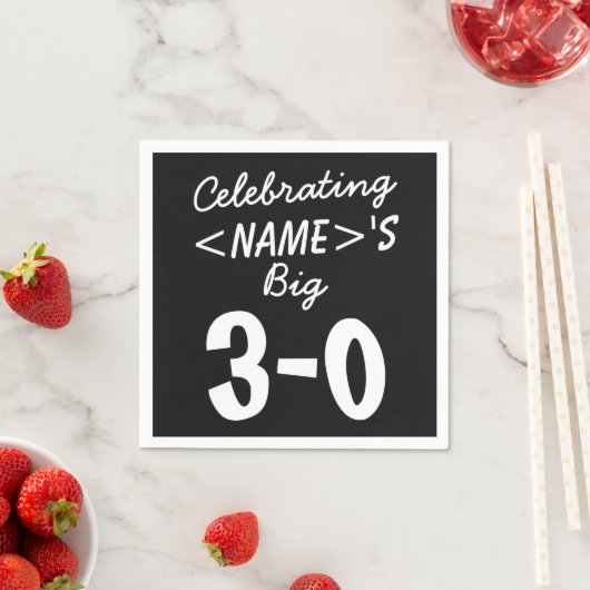 Serviette En Papier Serviettes personnalisées en papier noir du 30e an (En situation)