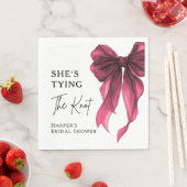 Serviette En Papier She's Tying The Knot Red Bow Bridal Shower (En situation)