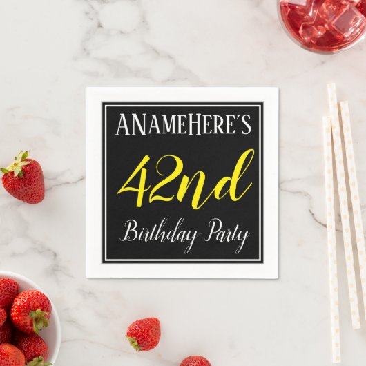 Serviette En Papier Simple, 42e fête d'anniversaire avec nom personnal (En situation)