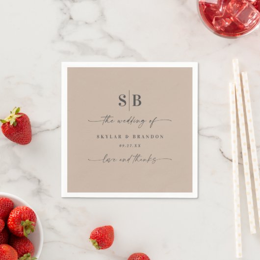 Serviette En Papier Simple couleur solide Taupe Beige Mariage monogram (En situation)